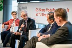 146 20190930 25years vodafone chair 232